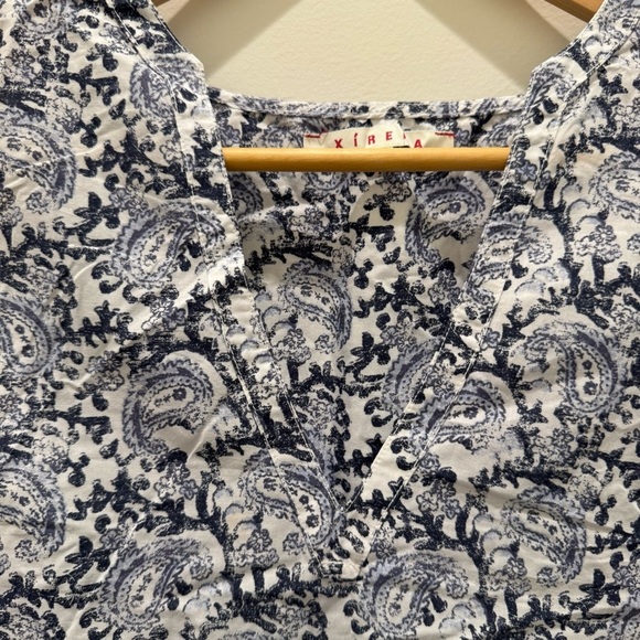 Xirena Isabel Floral Print Vneck Sleeveless Blouse blue white
Size M - Picture 5 of 10